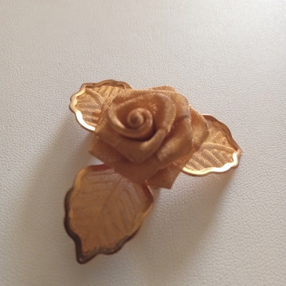 Rose Flower Pin Brooch Vintage 1980s Gold Tone Mesh Metal 3D 1.5” - Picture 2 of 4